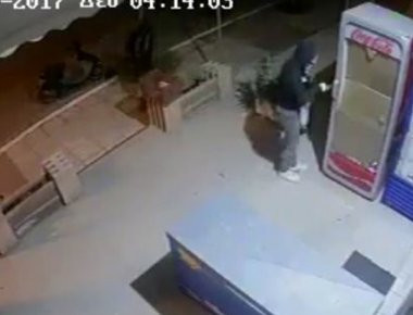 Κάμερα κατέγραψε δύο ληστές που επιχείρησαν να «ξαφρίσουν» μίνι μάρκετ χωρίς επιτυχία (βίντεο)